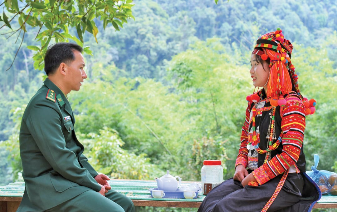 Tình quân dân nơi cực Tây Tổ quốc. Ảnh: Quốc Nhật.