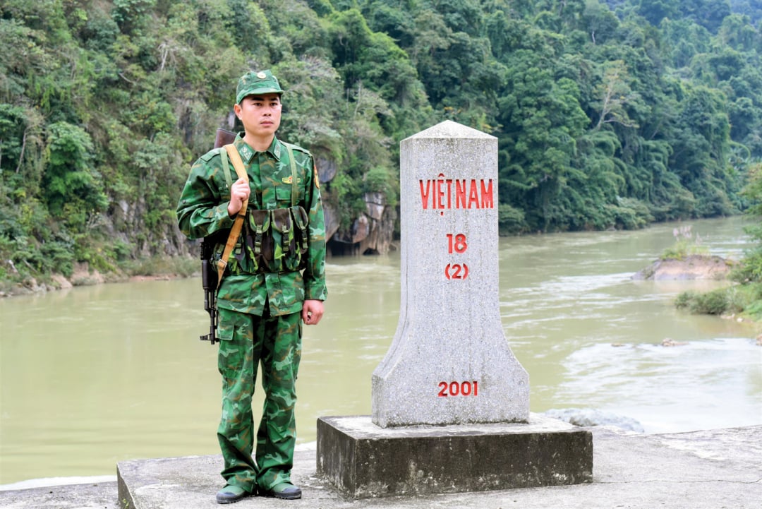 Canh giữ biên cương. Ảnh: Viết Hà.