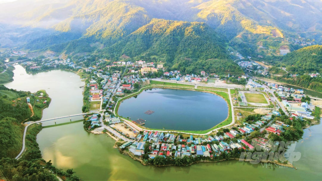 Sông Đà đoạn chảy qua trung tâm huyện Mường Tè. Ảnh: Quốc Nhật.