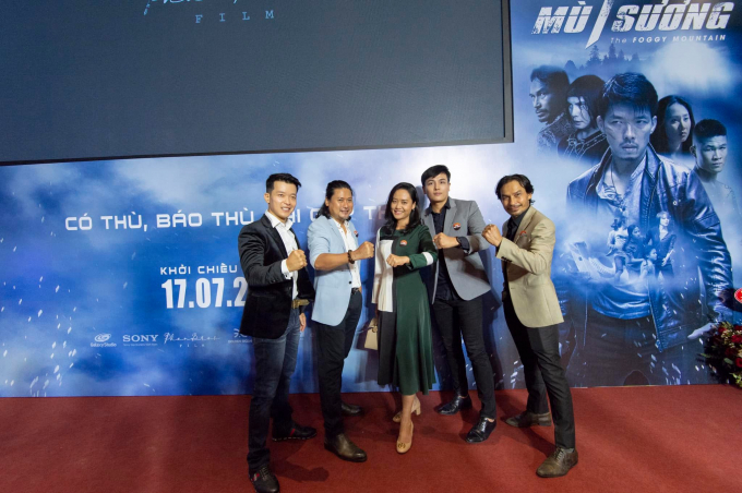 110033091_2638383583116421_4757810307807215073_o-153147_257.jpg Nghệ sĩ Ưu tú Hồng Ánh chụp ảnh với 4 nhân vật nam 'Đỉnh mù sương' tại lễ công chiếu.