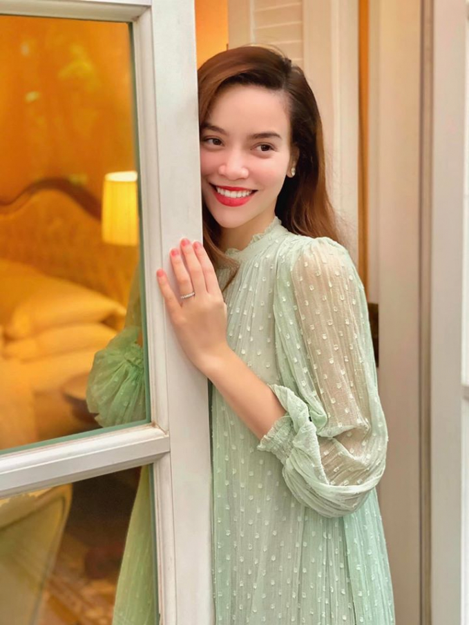 111-ho-ngoc-ha-1-1591146777-563-width720height960-221258_907.jpg Ca sĩ Hồ Ngọc Hà là một gương mặt tích cực trong các hoạt động từ thiện,