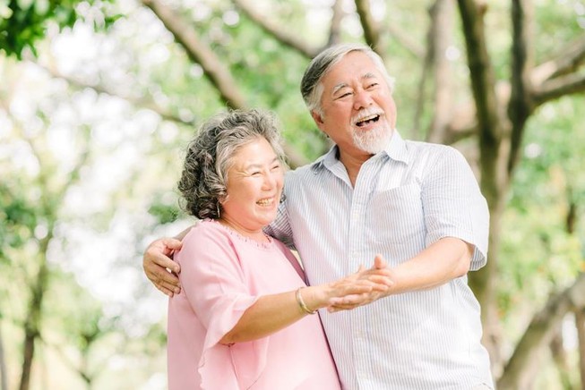 Tuổi già có niềm vui sống riêng bên người thân và con cháu.