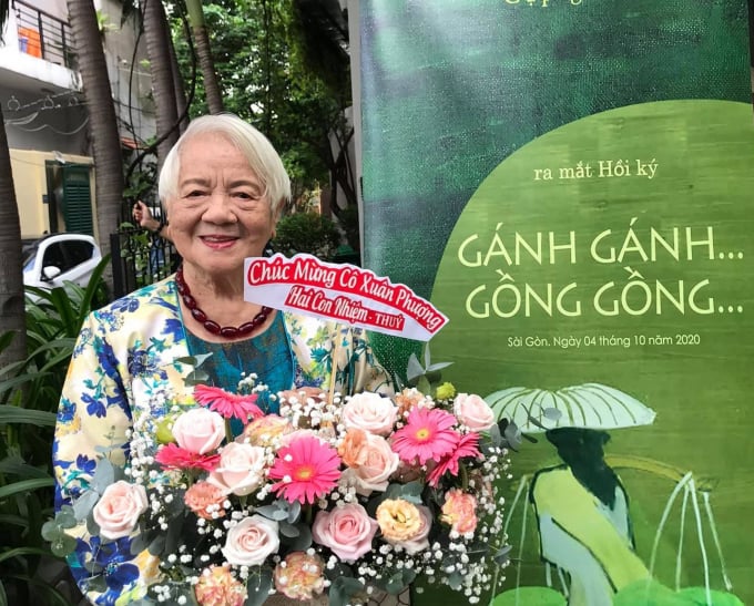 1-xuan-phuong-112750_515.jpg Đạo diễn Xuân Phượng tại buổi ra mắt hồi ký 'Gánh gánh gồng gồng' ở TPHCM.