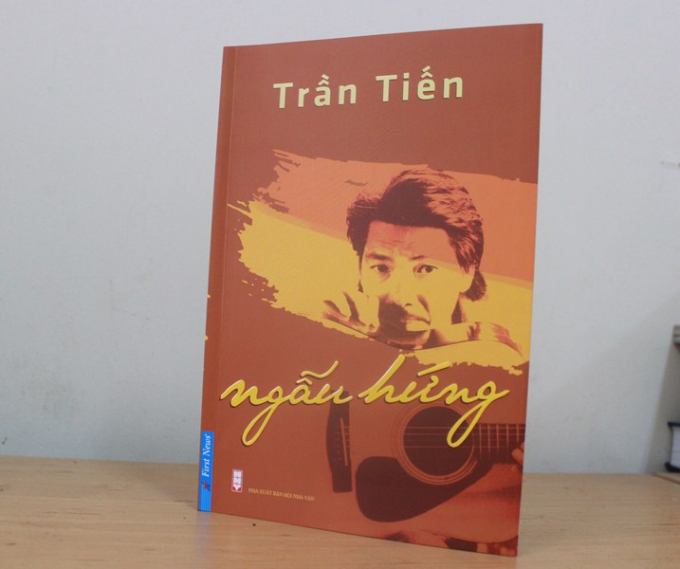 1-sach-tien-212358_704.jpg Cuốn hồi ký 'Ngẫu hứng' của nhạc sĩ Trần Tiến.