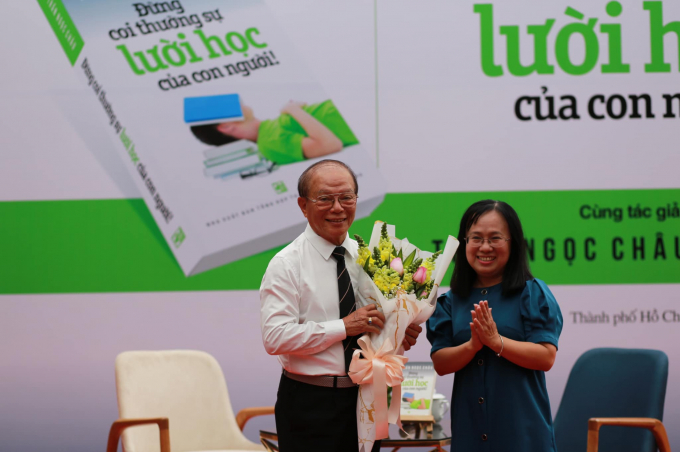 127815043_3597415750322063_6768450687293473404_o-213812_322.jpg Nhà báo Trần Ngọc Châu nhận hoa chúc mừng từ Giám đốc Nhà xuất bản Tổng hợp TPHCM.