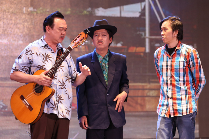 111-211142_364.jpg Danh hài Chí Tài và hai đồng nghiệp Trường Giang, Hoài Linh trong một vở tấu hài.