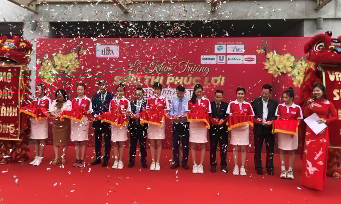 1-khai-truong-151131_638.jpg Siêu thị phúc lợi đầu tiên vừa được khai trương sáng 22/1.
