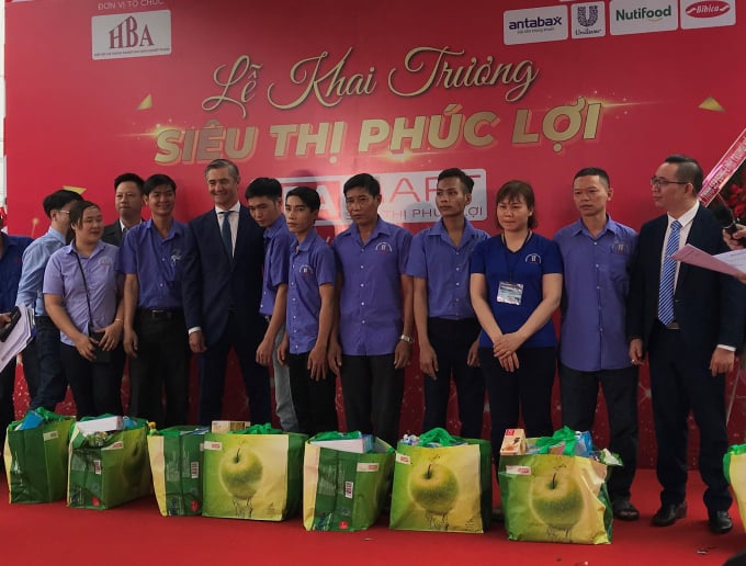 1-tang-qua-151215_228.jpg Tặng quà Tết cho công nhân nghèo của Khu chế xuất Linh Trung 1.