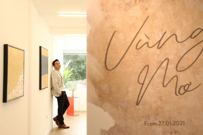 141751993_260883832059682_4658123219674974381_n-074924_576.jpg Diễn viên Hứa Vĩ Văn có mặt thường xuyên tại không gian triển lãm để đón tiếp người hâm mộ.