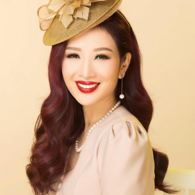 60308191_2209215299408976_8880796378649853952_n-162509_35.jpg Người đẹp Nguyễn Thu Hương từng đoạt Á hậu Quý bà Thế giới 2011.