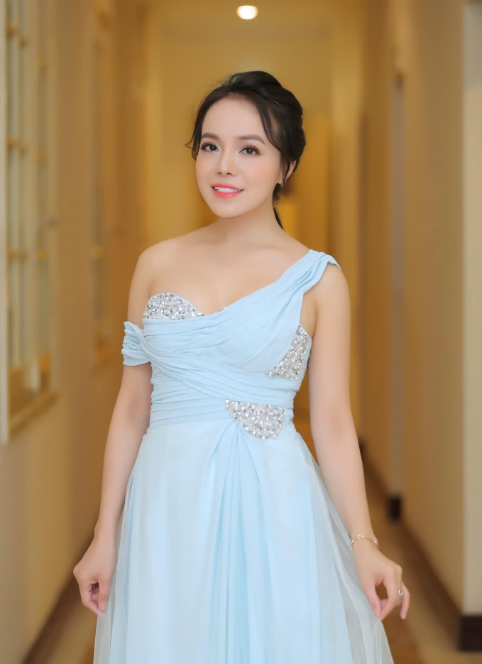 1-lan-anh-094006_339.jpg Ca sĩ thính phòng Lan Anh đang là giảng viên Học viện Âm nhạc quốc gia.