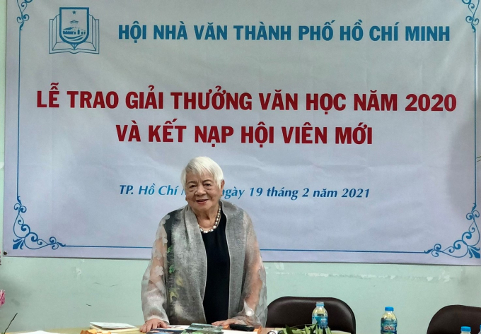 1111-130434_605.jpg Đạo diễn Xuân Phượng phát biểu tại lễ trao giải thưởng Hội Nhà văn TPHCM sáng 19/2.
