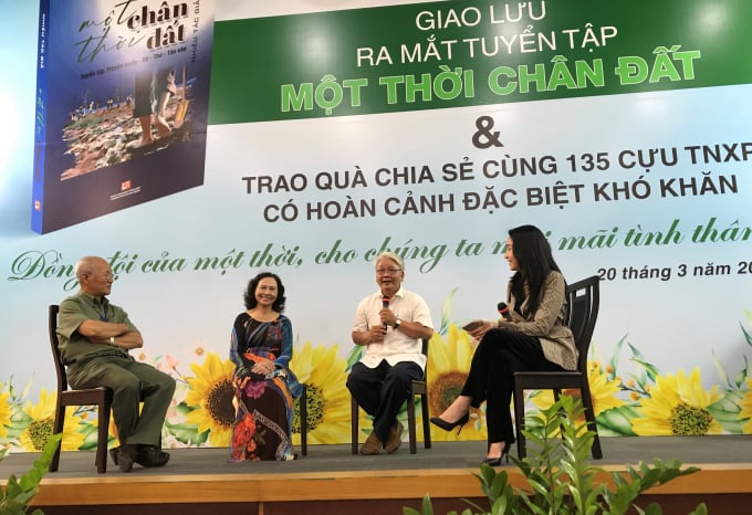 1-ra-mat-sach-080439_653.jpg Lễ ra mắt cuốn sách 'Một thời chân đất'