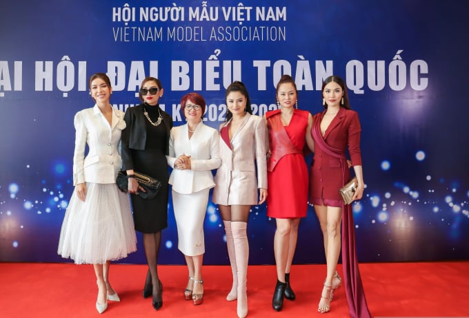 1-chan-dai-120225_881.jpg Những đôi chân dài tại Đại hội đại biểu Hội Người mẫu Việt Nam nhiệm kỳ 3.