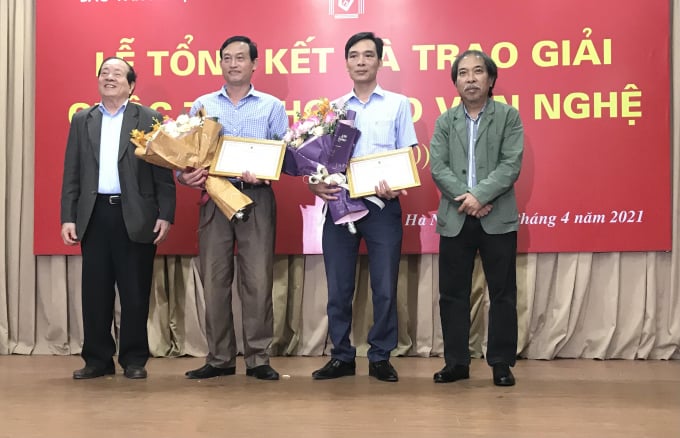 11-ggi-nhat-170005_361.jpg Nhà thơ Hữu Thỉnh và nhà thơ Nguyễn Quang Thiều chúc mừng hai tác giả đoạt giải B.