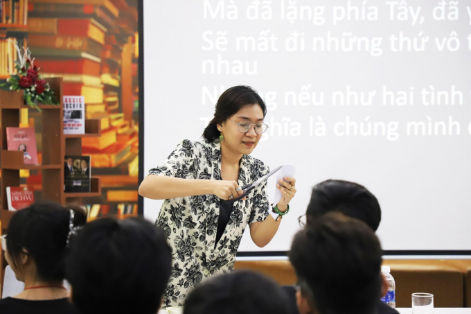 1-co-giao-171320_304.jpg Cô giáo Hồ Yên Thục trong một giờ học.