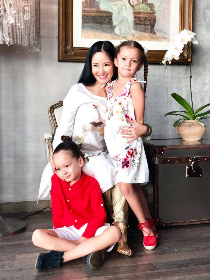 183728287_1946075058882124_2472639644986194767_n-203536_168.jpg Ca sĩ Hồng Nhung cùng hai con Tôm và Tép.
