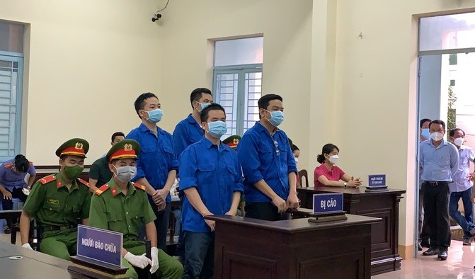 1-vu-an-201452_349.jpg Các bị cáo nhóm Báo Sạch nghe tuyên án chiều 28/10.