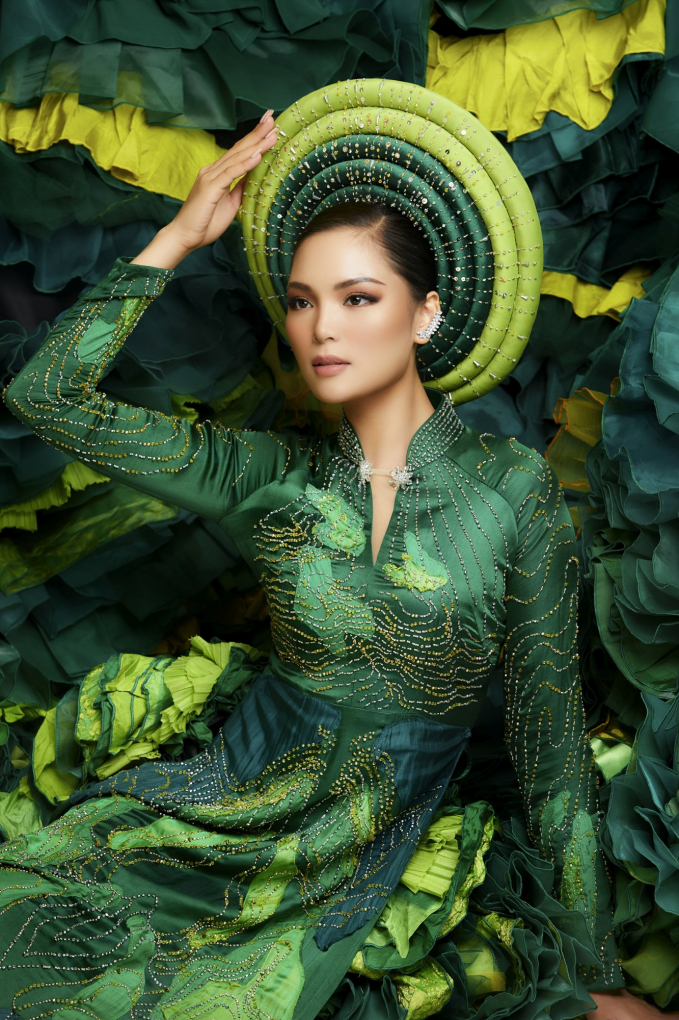 1-ao-dai-2-163940_183.jpg Hiệu ứng chuyển màu giúp chiếc áo dài trở nên lunh linh.