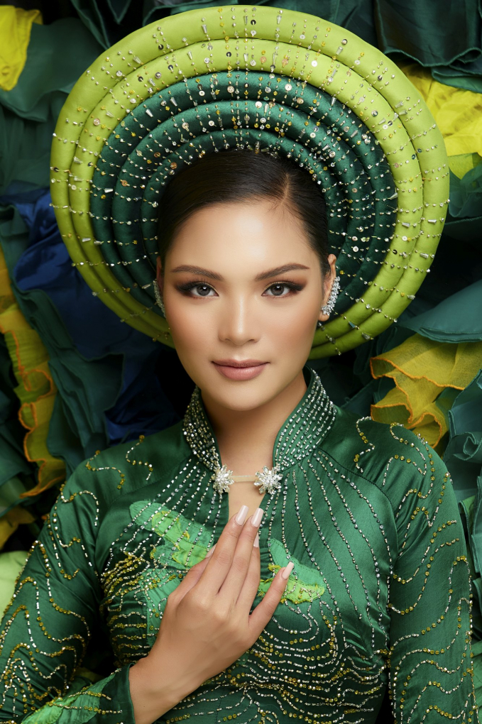 ao-dai-7-163809_212.jpg Người đẹp Vân Anh năm nay 26 tuổi.