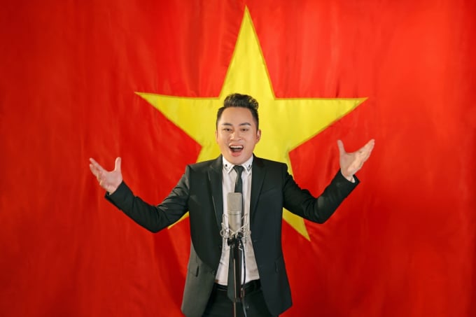 1-tung-duong-080308_393.jpg Ca sĩ Tùng Dương từng có MV 'Quốc ca' phát hành trên Youtube.