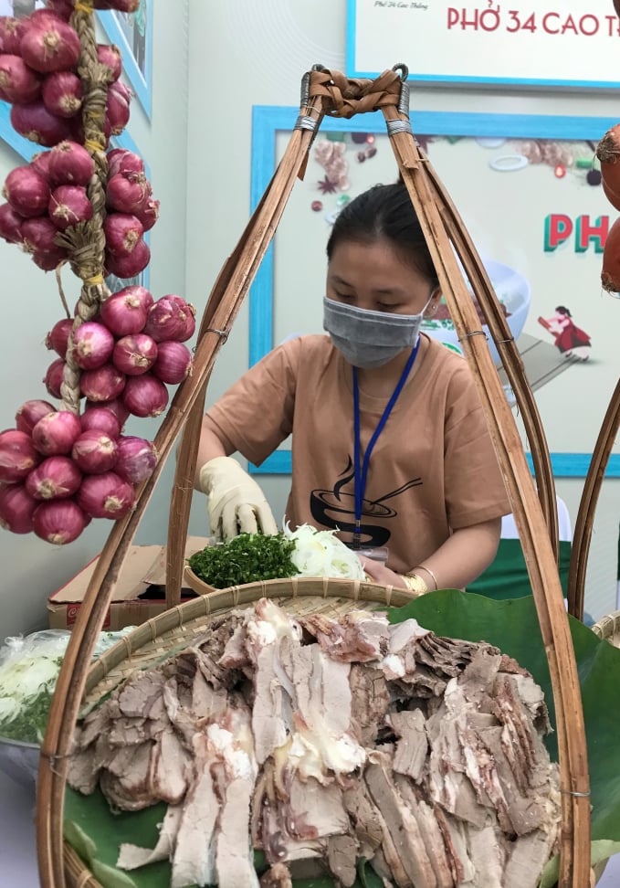1-nau-pho-105345_788.jpg Những phong cách nấu phở khác nhau được dịp phô diễn.