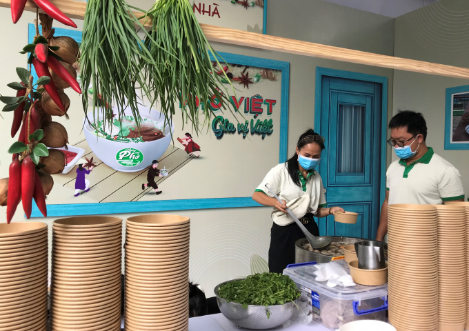1-phuc-vu-105438_142.jpg Mỗi tô phở chứng minh 'nghề chơi cũng lắm công phu'.