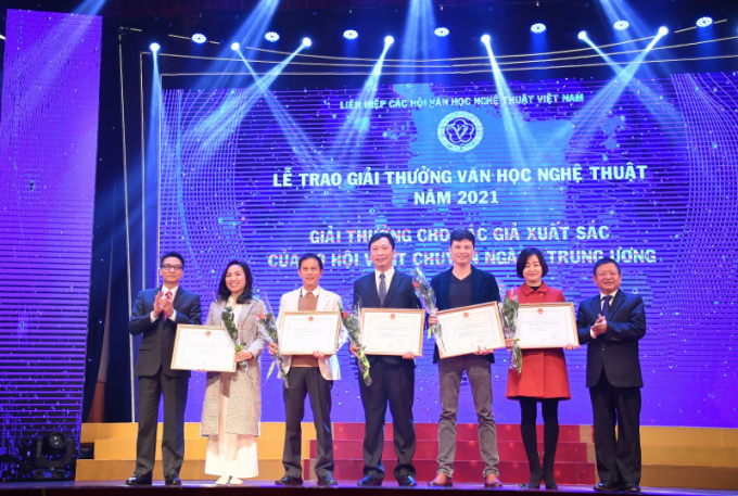 gia_xuat_sac222-1642234099490-204642_62.jpg Phó Thủ tướng Vũ Đức Đam trao giải xuất sắc năm 2021.