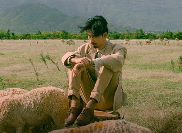 1-den-vau-211045_537.jpg Rapper Đen Vâu trong MV 'Trốn tìm'.