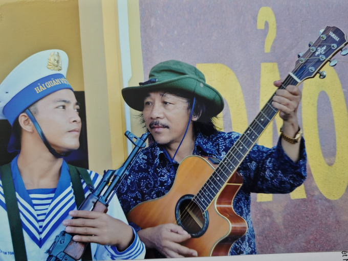 274537693_1401954413556254_197349815114062205_n-092511_737.jpg Nhạc sĩ Ngọc Quang hát bên lính đảo trong một chuyến lưu diễn tại Trường Sa năm 2014.