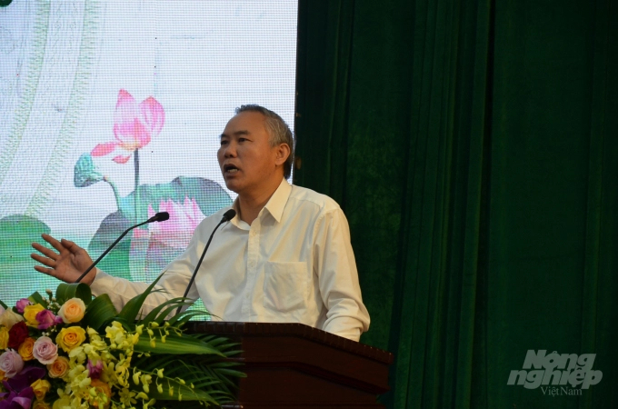 Deputy Minister of Agriculture and Rural Development Phung Duc Tien addresses a meeting on the implementation of the project on safe food supply chains in Hanoi.