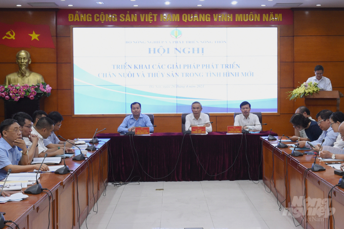 The sharp increase in the price of animal feed has caused many difficulties for producers. Photo: Tung Dinh.