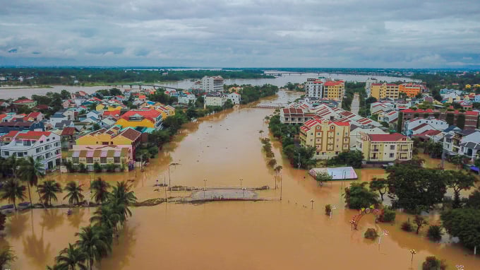 A residential area near the Hoai River, which runs through Hoi An City, was submerged in the historic flooding in October 2020. Photo: VAN.