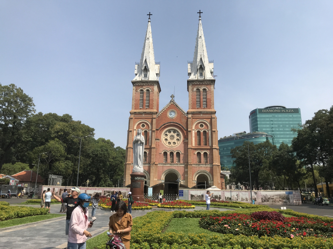 Khu vực quanh nhà thờ Đức Bà cũng rất ít người. Ảnh: Hồng Thuỷ.