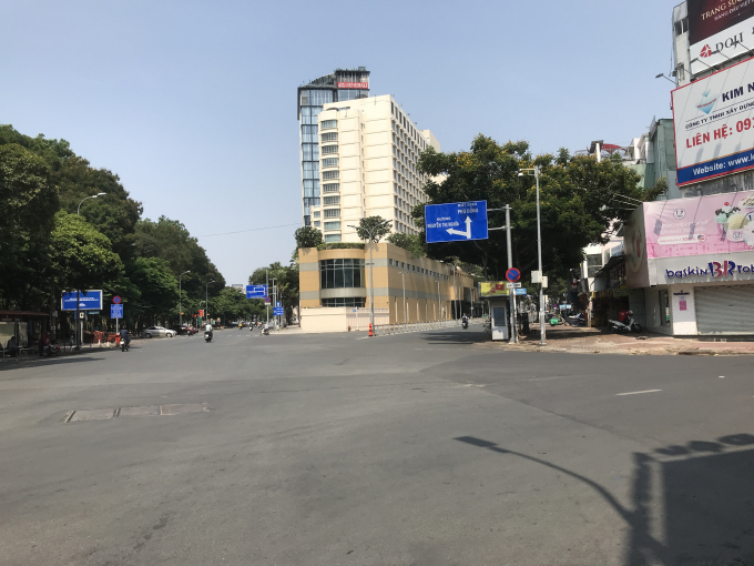 img_1525-123626_288.jpeg Đường Trần Hưng Đạo, ngã 6 Phù Đổng, đường Phạm Hồng Thái, là những nơi thường ngày tấp nập người xe, thường xuyên ùn tắc, nay cũng 'vắng như chùa bà Đanh'. Ảnh: Hồng Thuỷ.