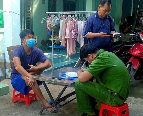 1011591515459_5645-183753_61.jpg Cơ quan công an khám nghiệm hiện trường, điều tra nguyên nhân người đàn ông treo cổ chết trong phòng trọ ngày 7/6. Ảnh: Thanh Tùng.