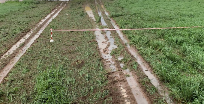 Vết bánh máy bay lăn lên thảm cỏ. Ảnh: Minh Hiếu.