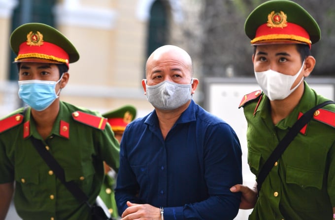z2233587371529_47240a5af4637b58aea2eec54f098e5a_zing-174051_828.jpg Bị cáo Đinh Ngọc Hệ (nguyên Phó Tổng giám đốc Tổng công ty Thái Sơn - Bộ Quốc phòng), nằm trong nhóm tội 'Lừa đảo chiếm đoạt tài sản', bị đề nghị mức án Chung thân. Ảnh: Nguyễn Tiến.