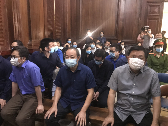 z2240425239514_f7494b46f8f4d6811a977625753d5a29-140009_333.jpg Bị cáo Đinh La Thăng, Nguyễn Hồng Trường tại tòa sáng 22/12. Ảnh: Nguyễn Tiến.