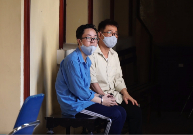 Lâm Hoàng Tùng (áo xanh) và Nguyễn Hải Nam tại tòa. Ảnh: Nguyễn Tiến.