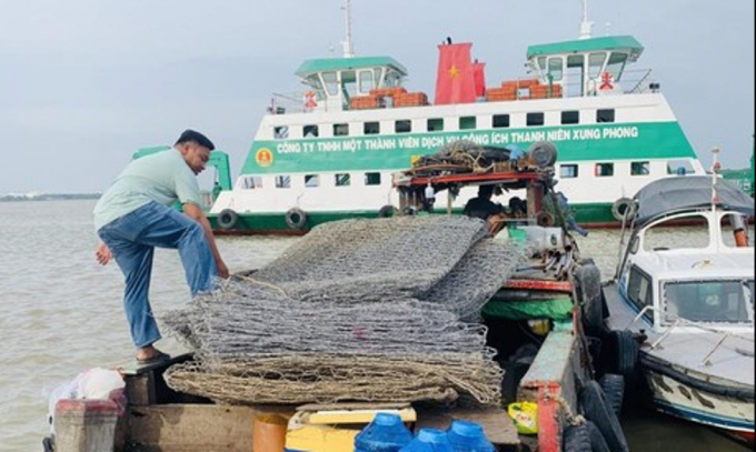 Chiếc ghe chở đầy vật tư công trình chống ngập thành phố bị lực lượng chức năng bắt giữ. Ảnh: Công an cung cấp.