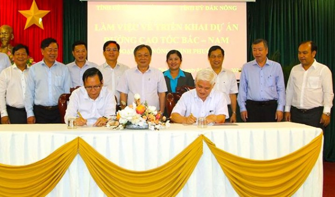 Lãnh đạo 2 tỉnh Bình Phước - Đắk Nông ký kết bản ghi nhớ. Ảnh: Trần Danh.