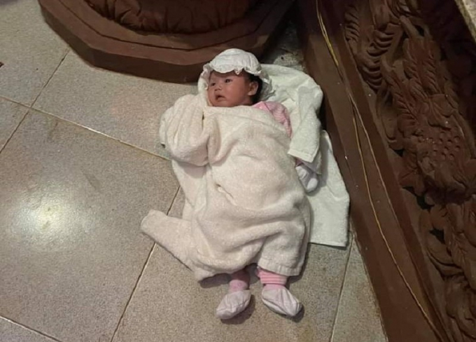 Bé gái chưa đầy tháng bị mẹ bỏ lại trong chùa. Ảnh: CTV.