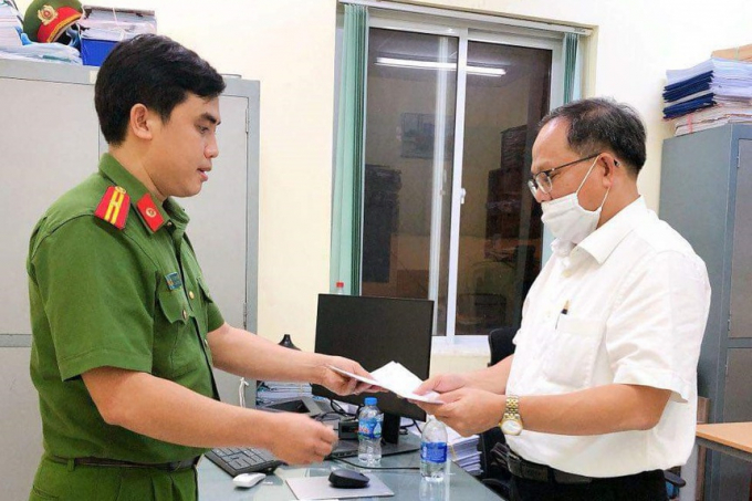 ong_cang-175958_650.jpg VKS TP.HCM tiếp tục trả hồ sơ lần 2, yêu cầu làm rõ trách nhiệm từng cá nhân trong vụ án, xem xét vai trò đồng phạm của một số người liên quan (Trong ảnh: Ông Tất Thành Cang nhận quyết định khởi tố). Ảnh: tư liệu.