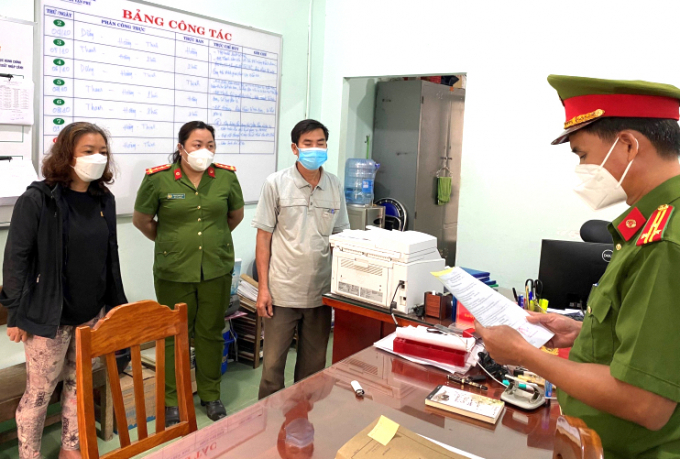 8_10_cskt-1633674896702-153656_200.jpg Cơ quan công an đọc lệnh bắt Nguyễn Thị Thu Thảo. Ảnh: Công an Bình Phước.