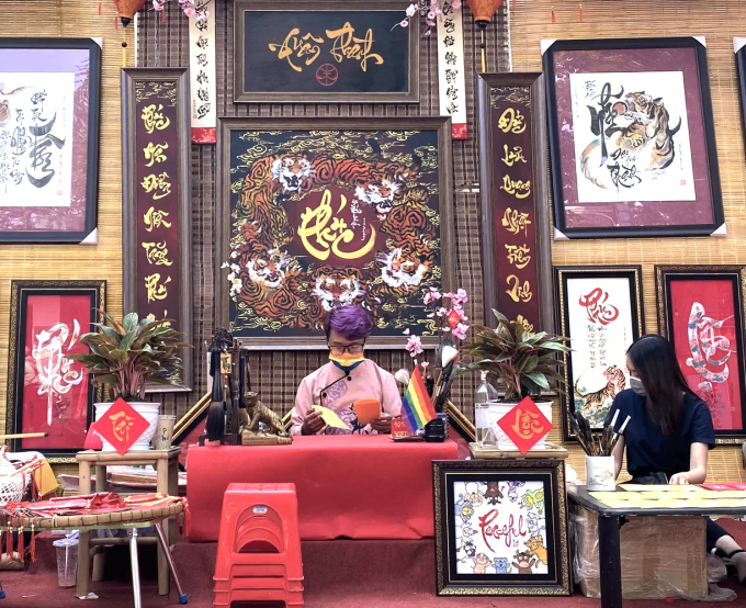 Gia tài của ông đồ Xuân Thành là hàng trăm bức thư pháp, trong đó nhiều bức được các nghệ nhân đánh giá cao. Ảnh: Đinh Tiến.