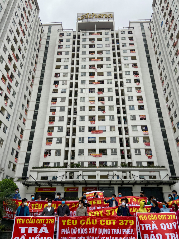 89912096_2596905160419615_6541851798787850240_n-163712_398.jpg Trước đó, cư dân chung cư Athena căng băng rôn yêu cầu chủ đầu tư phá dỡ công trình trái phép, bàn giao diện tích để xe máy cho cư dân. Ảnh: CTV.