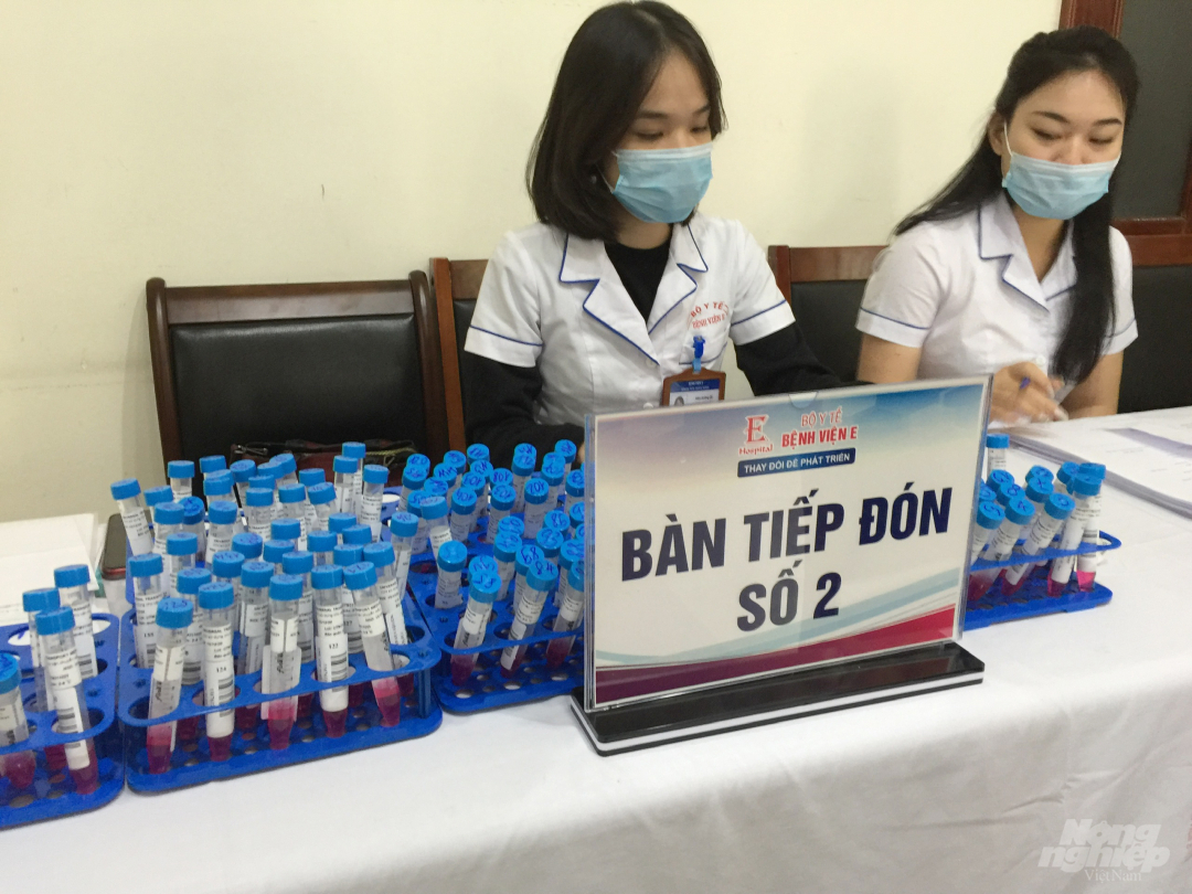 z2285213907453_2e7b8a4a9934c0aac9f6268b721a2d28-141729_646.jpg Mỗi phóng viên, biên tập viên, kỹ thuật viên sẽ nhận được một ống nghiệm có đánh mã số để quản lý trước khi lấy mẫu xét nghiệm. Ảnh: Minh Phúc.