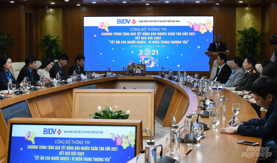 edit-132917_143.jpg Chương trình tặng quà Tết cho người nghèo vừa được BIDV công bố vào sáng 21/1. Ảnh: Minh Phúc.