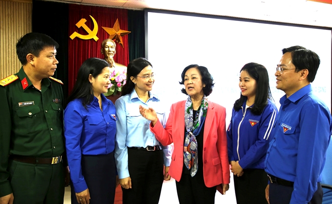 danvan-100722_77.jpg Bà Trương Thị Mai, Ủy viên Bộ Chính trị, Bí thư Trung ương Đảng, Trưởng ban Dân vận Trung ương trao đổi với các cán bộ đoàn chủ chốt, thanh niên tiêu biểu tại Hội nghị góp ý dự thảo các văn kiện Đại hội Đảng do Trung ương Đoàn tổ chức. Ảnh: PC.